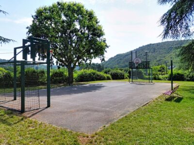 Le terrain multisport du Domaine des Vans